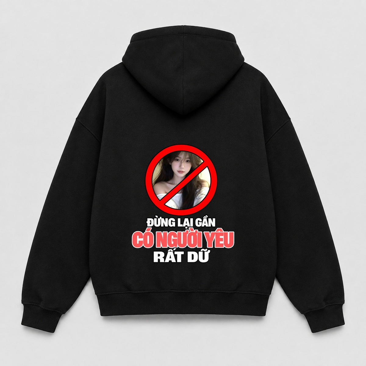 Áo Hoodie Đừng Lại Gần Có Người Yêu Rất Dữ | RIENGVN — Đen — In mặt sau