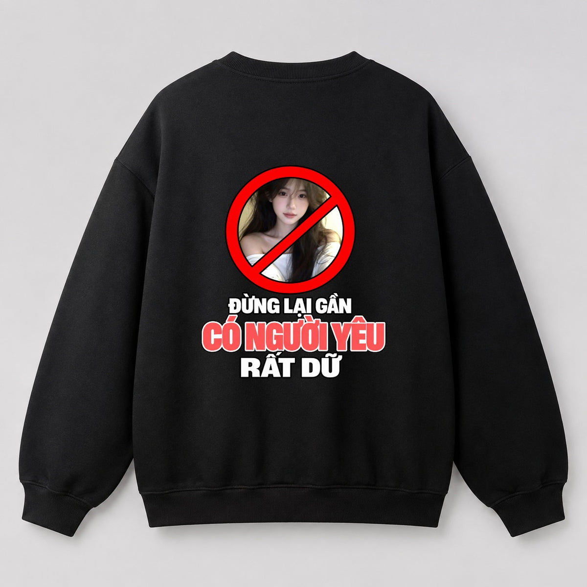 Áo Sweater Đừng Lại Gần Có Người Yêu Rất Dữ | RIENGVN — Đen — In mặt sau