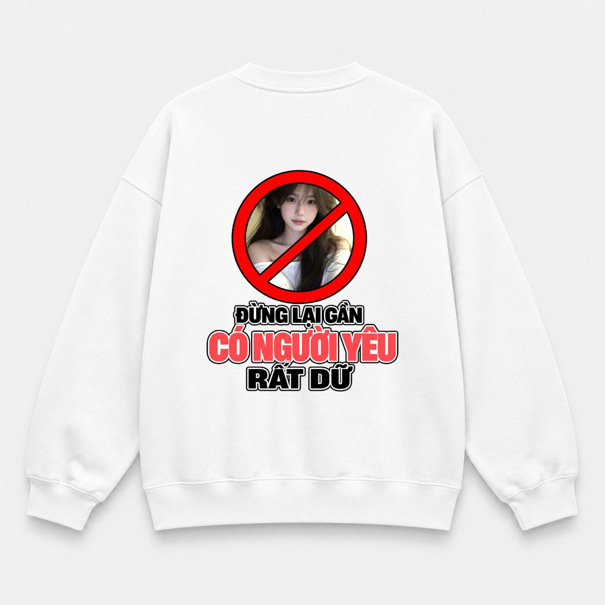 Áo Sweater Đừng Lại Gần Có Người Yêu Rất Dữ | RIENGVN — Trắng — In mặt sau