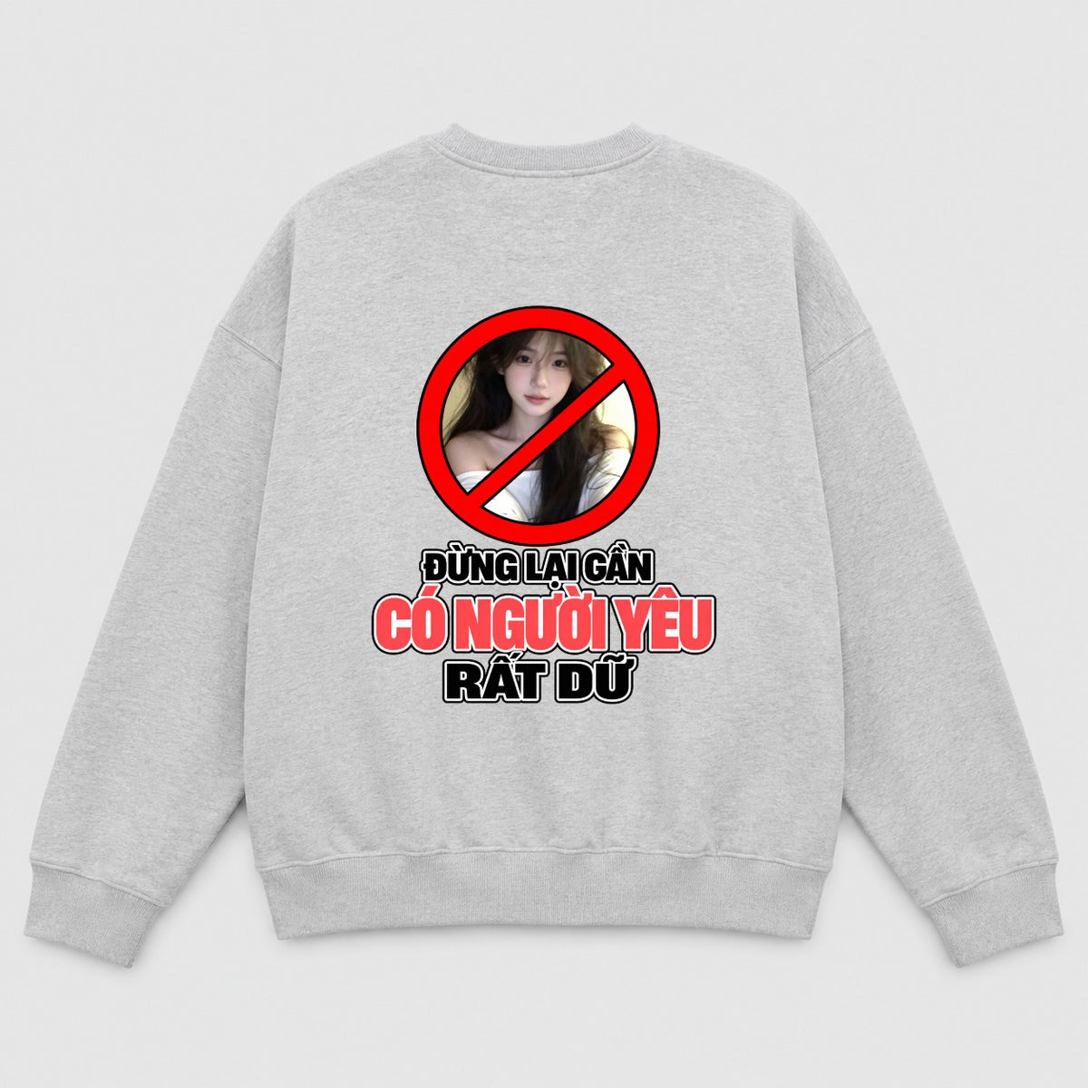 Áo Sweater Đừng Lại Gần Có Người Yêu Rất Dữ | RIENGVN — Xám — In mặt sau
